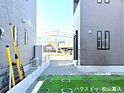 駐車スペースの奥にはちょっとしたお庭も。家庭菜園やDIYなど、用途様々な癒しのスペースに！立水栓もついているので、休日の洗車もはかどります！