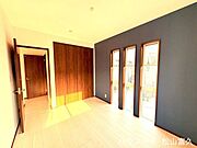 子供部屋に最適な6.0帖の洋室は、窓から明るい光が差し込む心地よい空間。クローゼット完備で、自分のおもちゃや勉強道具を片付ける習慣も身につく。成長に合わせてフレキシブルに使える、明るい個室。