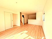 効率的な設計で実現した広々としたリビング。明るい光が差し込む空間で、ゆったりとした団らんを楽しめます。