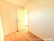 3帖のテレワークルームは、仕事や趣味に没頭できる専用の個室。エアコン設置可能で一年中快適に過ごせます。リビングとは一線を画した静かな環境で、WEB会議や集中したい作業もスムーズに進む機能的な空間です。