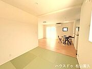 LDKに隣接する4.5帖の和室は、転んでも怪我をしにくいクッション性のある床で、小さなお子様の遊び場や寝かしつけに最適です。おもちゃをサッとしまえる収納付きで、リビングもすっきり綺麗に保てます。