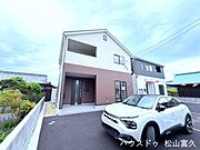 前面道路4.3ｍの閑静な住宅街に馴染む、全4棟の統一感ある街並み。圧迫感のない2階建てのフォルムは、背後の山々が見える景色とも美しく調和し、住まうほどに愛着がわく落ち着いた景観を作り出しています。
