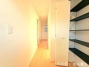 無駄を省いた効率的な設計ながら、帰宅時に圧迫感を感じさせない落ち着いた広さを確保しています。ホールから各居室や水回りへスムーズにアクセスでき、家族のオン・オフを自然に切り替える心地よい動線が魅力です。