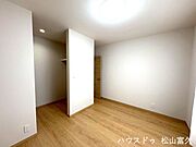 夫婦の衣類をまとめて管理できる大容量のWICを完備。季節物やスーツもスッキリ収まるため、お部屋に余計な家具を置く必要がなく、広々とした空間で一日の終わりをゆったりと贅沢に過ごすことができます。