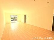 20畳超の広さとシンプルな壁面構成により、家具配置の自由度が高いです。大型テレビやデスクの設置も容易で、お子様の成長や趣味に合わせて空間を自由にカスタマイズできる、将来性豊かなリビングデザインです。