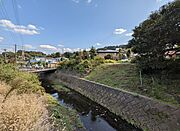 小川のせせらぎを楽しむ。
