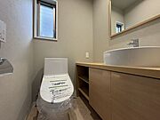 洗面付きのトイレスペース。