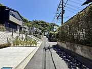 閑静な住宅街に佇む。