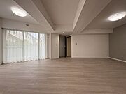 白を基調とした明るい室内です