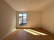 日差し差し込む寝室です。