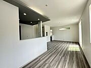 日差し差し込むLDK。白を基調とした柔らかな雰囲気です。