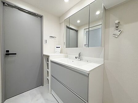 ゆとりあるサイズの洗面台です