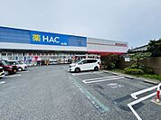 スズキヤ葉山店 徒歩13分。 990m