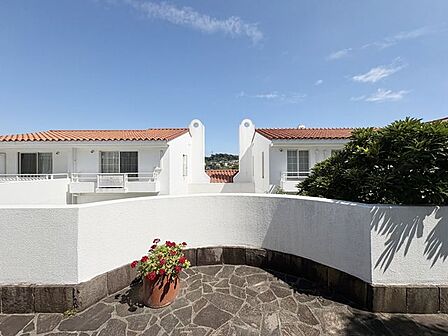 テラコッタ調の瓦が白亜の建物と調和します。