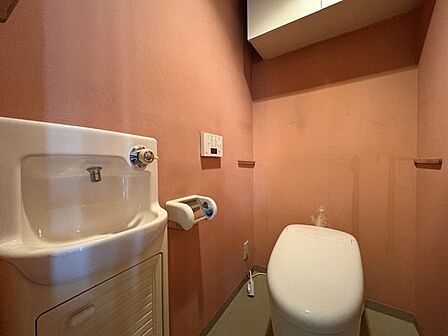トイレなどの水回りは新品に交換予定！※リフォーム工事前の写真となります。