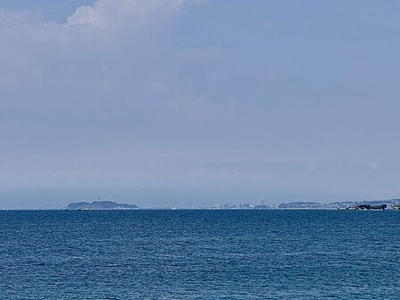 水平線を眺めていると時間がゆっくりと流れていきます(秋谷海岸まで徒歩約17分、約1200m)