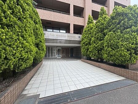 豊かな緑に迎えられるアプローチ。美しく整えられた植栽と、ホワイトタイルが爽やかに広がる品格あるエントランス