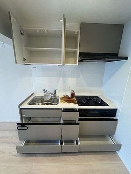 たっぷり収まる引き出し収納。足元のデッドスペースまで有効活用できる大容量のキャビネット収納。上部には出し入れしやすい吊戸棚を完備