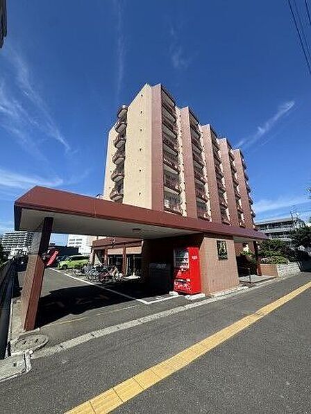 青空に美しく映える、落ち着いた色調の外観