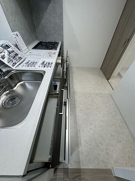 足元まで無駄なく使える大容量のスライド式収納を備えており、大きなお鍋や奥の調理器具もスムーズに出し入れ可能です