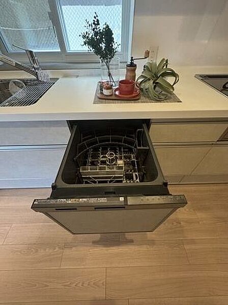後洗い作業の手間を省くビルトイン食洗機や3口ガスコンロを完備し、毎日の家事をスムーズにサポート