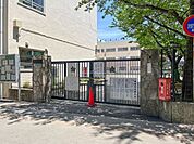 荒川区立赤土小学校 90m