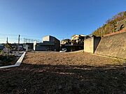 青空を背景にスタイリッシュな外観が住まう人に誇りを与えます。駅周辺施設も利用でき快適生活が送れます！四季を通じて自然と触れ合えるスポットが周辺には沢山あり、お散歩やジョギング週末の遊びにおすすめです。