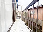 【バルコニー】太陽の光と爽やかな風でお洗濯物は気持ちいいです。 