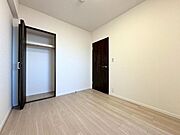 居室はひとり時間を過ごせる安らげるお部屋として活用できます！収納スペースあり！荷物が多くても十分！！ベッドや勉強机、テレビなどを置きたい場合におすすめ！！過ごす時間が長くてもゆったり過ごせそうですね！