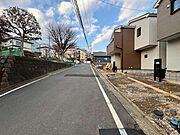 青空を背景にスタイリッシュな外観が住まう人に誇りを与えます。駅周辺施設も利用でき快適生活が送れます！四季を通じて自然と触れ合えるスポットが周辺には沢山あり、お散歩やジョギング週末の遊びにおすすめです。