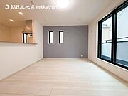 開放感とプライベート感が見事に両立されたリビングダイニング！通常では相反するファクターがともにそろうと極上のくつろぎ空間が生まれます。だれにも譲りたくない至福の空間で過ごす日々は生活をより豊かにします