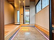 【玄関】明るく広い玄関には収納力に優れたシューズボックス。　靴をスッキリと整頓することができます。 