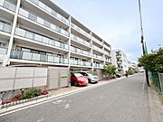緑に恵まれたエリアで、自然に包まれた穏やかな暮らしを実現！！緑の潤いを感じながらホッと生活できそう。四季の移り変わりを感じられる贅沢な空間で、暮らしの夢を育む、あらたな住生活をスタートしてみませんか？