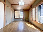 ゆったりと寛げる広々バスで足を伸ばしてリラックス。　最新のユニットバスは設備も充実です。 