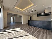 家族の会話や笑顔が行き交うリビングで、子供を走り回らせたい。ダイニングテーブルでゆったり食事を堪能。光と風が溢れる開放的なリビングダイニングには、くつろぎの空間を生み自然と家族みんなが集まってきます