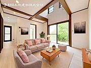 家族の会話や笑顔が行き交うリビングで、子供を走り回らせたい。ダイニングテーブルでゆったり食事を堪能。光と風が溢れる開放的なリビングダイニングには、くつろぎの空間を生み自然と家族みんなが集まってきます 