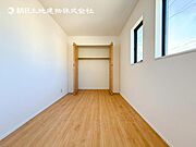居室はひとり時間を過ごせる安らげるお部屋として活用できます！収納スペースあり！荷物が多くても十分！！ベッドや勉強机、テレビなどを置きたい場合におすすめ！！過ごす時間が長くてもゆったり過ごせそうですね！
