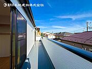 【バルコニー】思わず大きく深呼吸したくなるバルコニー！空が青く、近く、広く感じる事が出来ます。 