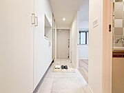 【玄関】明るく広い玄関には収納力に優れたシューズボックス。　靴をスッキリと整頓することができます。 