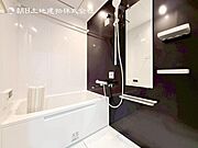 【浴室】使いやすい最新システムバスににリフォーム済みです。ご入居時から気持ちよくお使いいただけます。 