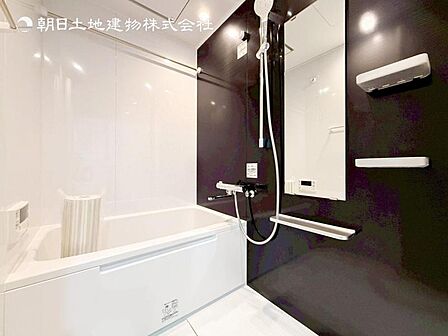 【浴室】使いやすい最新システムバスににリフォーム済みです。ご入居時から気持ちよくお使いいただけます。
