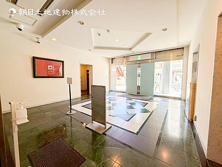 【エントランス】重厚感の溢れるエントランスはマンションの顔!帰宅時、来客時に誇れる空間を演出します!