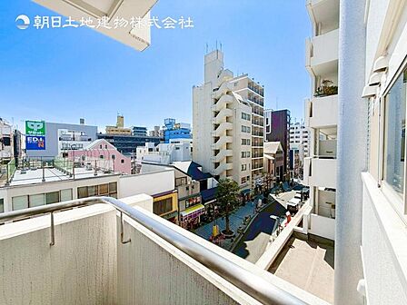 【バルコニー】思わず大きく深呼吸したくなるバルコニー!空が青く、近く、広く感じる事が出来ます。