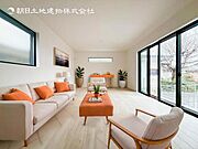 お天気が晴れの日は照明をつけなくても充分明るいリビングです！どこか落ち着きのある広々とした内装です！皆で過ごす空間が、目に浮かんでくる様な優しいリビングダイニングです！くつろいだり楽しい時間を是非！