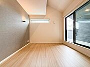 陽光がたっぷりと取り込め大きな窓で広々と安らげる快適空間です窓からの眺めは気持ち良い解放感ある光景！おだやかな寛ぎを届けるお部屋で、趣味などの時間も充実した時間をアイデアや工夫次第で過ごせそうですね！