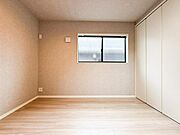 居室はひとり時間を過ごせる安らげるお部屋として活用できます！収納スペースあり！荷物が多くても十分！！ベッドや勉強机、テレビなどを置きたい場合におすすめ！！過ごす時間が長くてもゆったり過ごせそうですね！