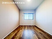 陽光がたっぷりと取り込め大きな窓で広々と安らげる快適空間です窓からの眺めは気持ち良い解放感ある光景！おだやかな寛ぎを届けるお部屋で、趣味などの時間も充実した時間をアイデアや工夫次第で過ごせそうですね！