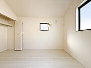 居室はひとり時間を過ごせる安らげるお部屋として活用できます！収納スペースあり！荷物が多くても十分！！ベッドや勉強机、テレビなどを置きたい場合におすすめ！！過ごす時間が長くてもゆったり過ごせそうですね！