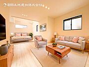 お天気が晴れの日は照明をつけなくても充分明るいリビングです！どこか落ち着きのある広々とした内装です！皆で過ごす空間が、目に浮かんでくる様な優しいリビングダイニングです！くつろいだり楽しい時間を是非！