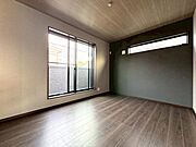 陽光がたっぷりと取り込め大きな窓で広々と安らげる快適空間です窓からの眺めは気持ち良い解放感ある光景！おだやかな寛ぎを届けるお部屋で、趣味などの時間も充実した時間をアイデアや工夫次第で過ごせそうですね！